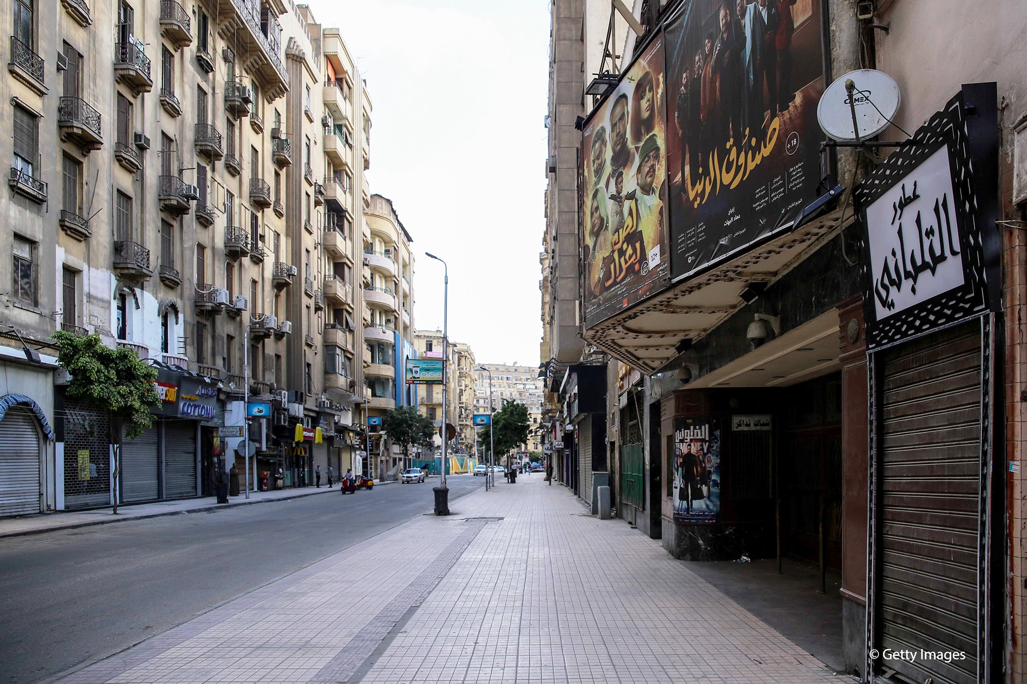 Dieses Bild, das am 24. Mai 2020 aufgenommen wurde, zeigt einen Blick auf das historische Kinotheater Metro entlang der Straße Talaat Harb in der fast menschenleeren Innenstadt der ägyptischen Hauptstadt Kairo am ersten Tag von Eid al-Fitr, dem muslimischen Feiertag, der mit dem Ende des heiligen Fastenmonats Ramadan beginnt. -Ägypten hatte zuvor eine Verlängerung der nächtlichen Ausgangssperre und andere Maßnahmen angekündigt, um große Versammlungen während der Eid-al-Fitr-Feiertage zu verhindern.  (Foto: SAMER ABDALLAH/AFP über Getty Images)  Übersetzt mit www.DeepL.com/Translator (kostenlose Version)