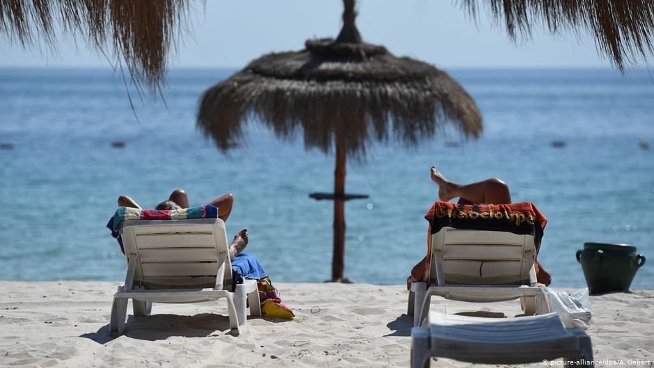 Holidaymakers on Sousse beach, Tunisia (photo: picture-alliance/dpa)