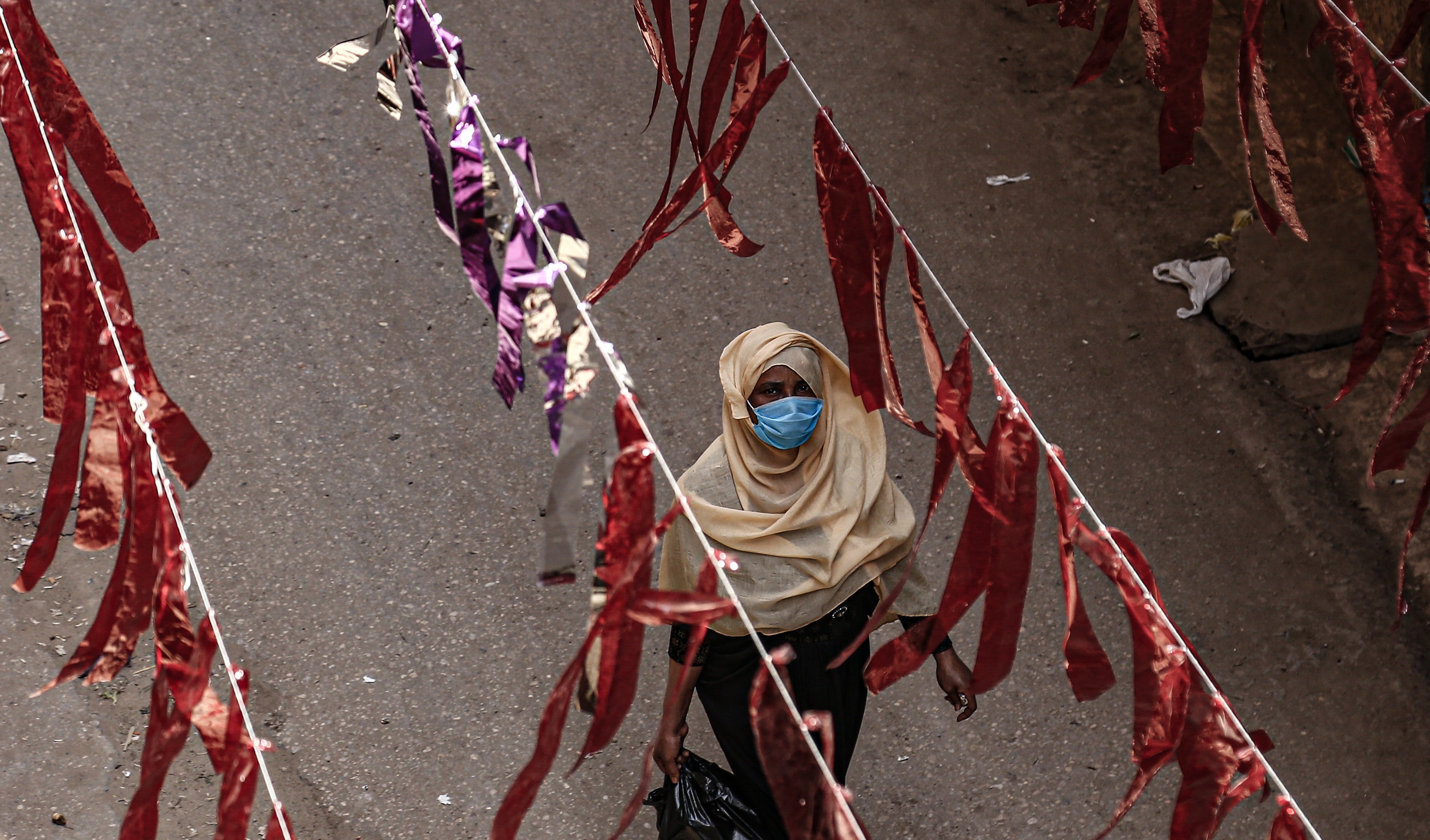 A woman walking through Cairo's Al Malek district (photo: dpa/Lobna Tarek)