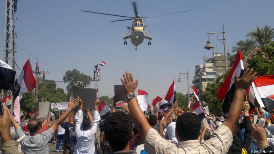 Ägypter bejubeln im Kairiner Stadtteil Heliopolis Anflug eines Armeehubschraubers im Juli 2013; Foto: DW/A.Hamdy