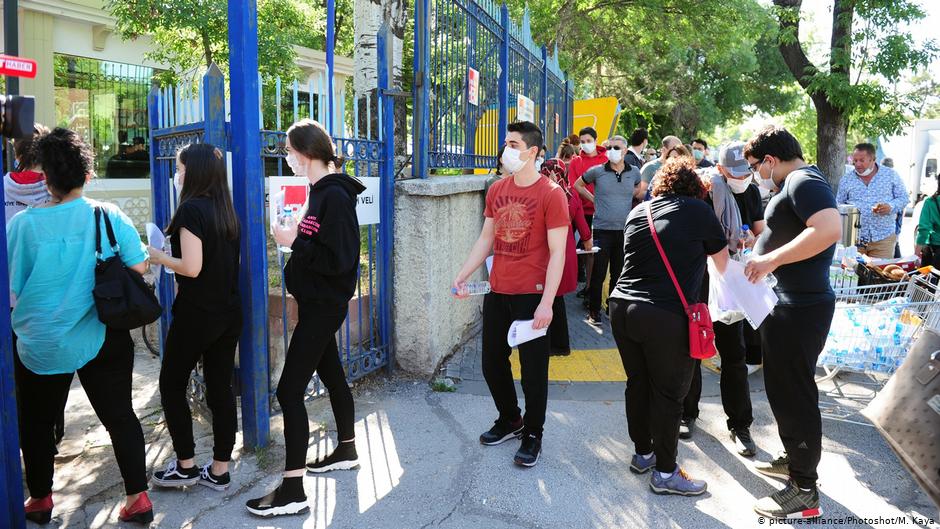 تلاميذ المرحلة المدرسية الأخيرة -بانتظار المرحلة الجامعية- في طريقهم إلى الامتحان في 27 يونيو / حزيران في أنقرة - تركيا. Foto: picture-alliance