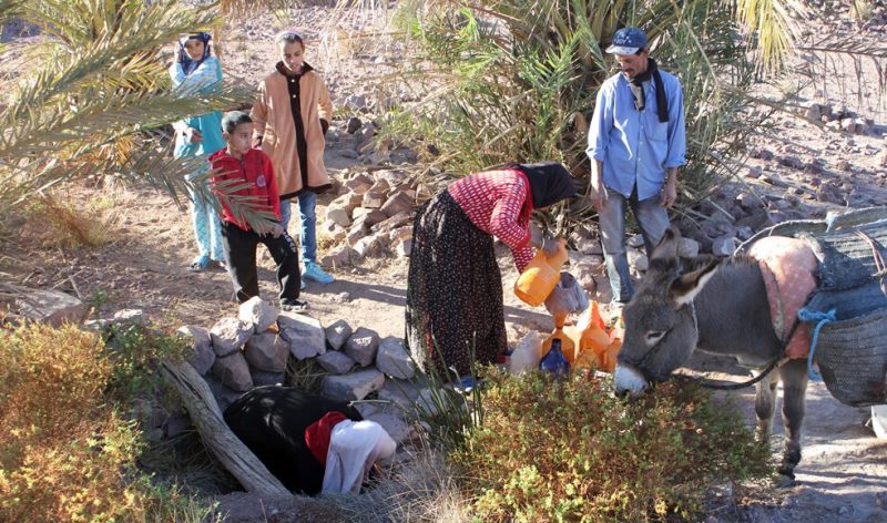 بعض سكان منطقة زاكورة المغربية متجمعون حول بئر ماء. (photo: Ilham Al-Talbi)