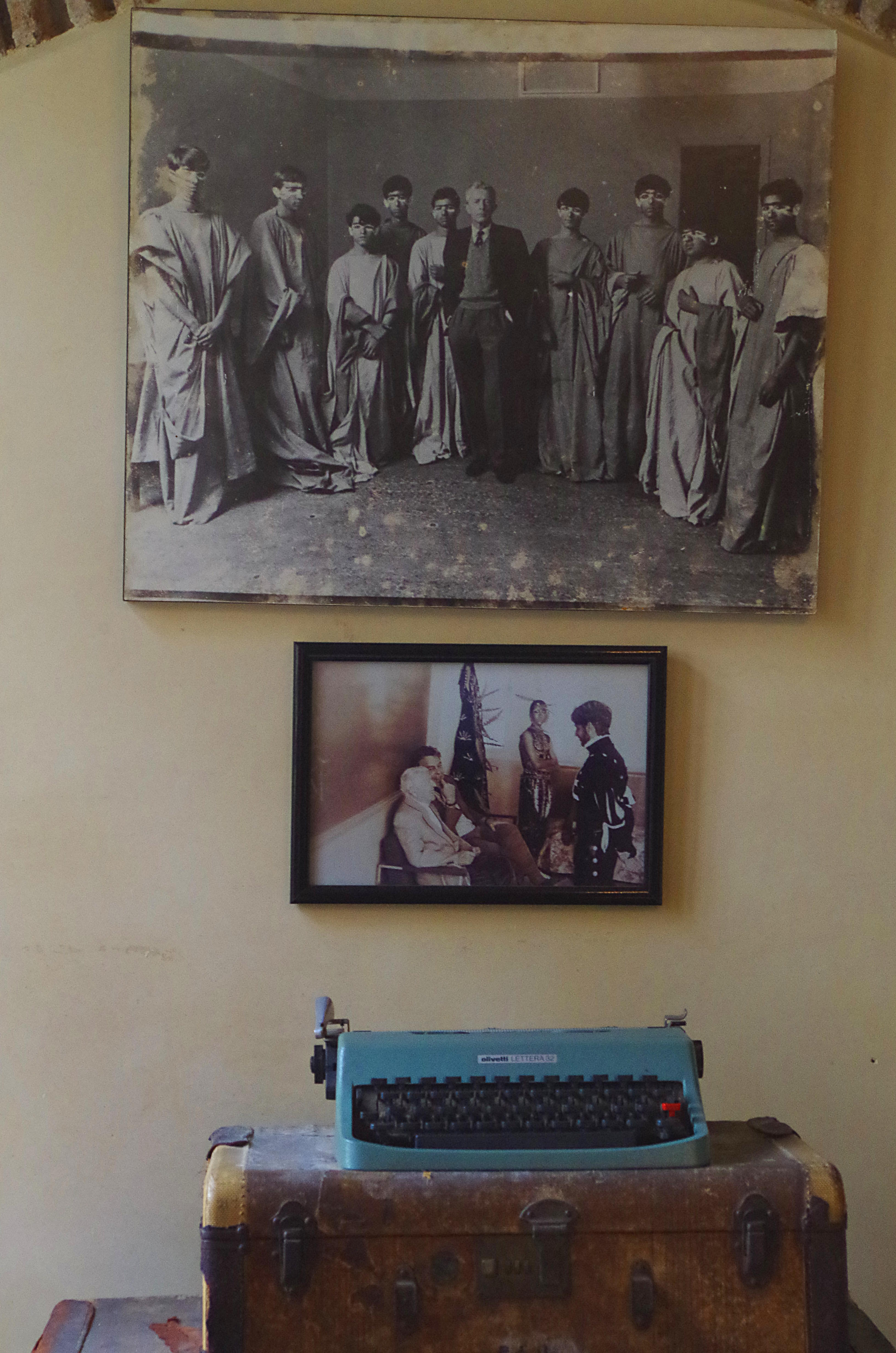 Typewriter and photographs of Paul Bowles in the American Legation museum in Tangiers (photo: Claudia Mende)