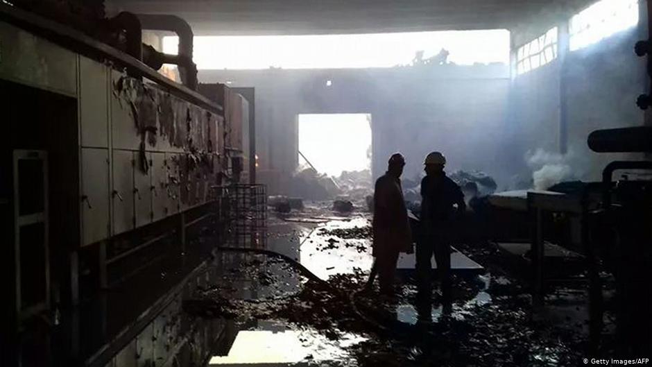 Ausgebrannte Fabrik eines Angehörigen der Ahmadiya  im Jahr 2015 in Jehlum, Pakistan; Foto: Getty Images/AFP