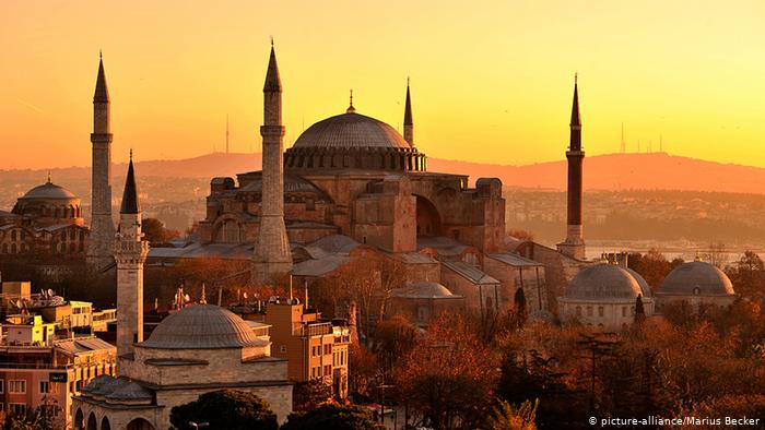 Hagia Sophia in Istanbul at sunrise (photo: picture-alliance/Marius Becker)