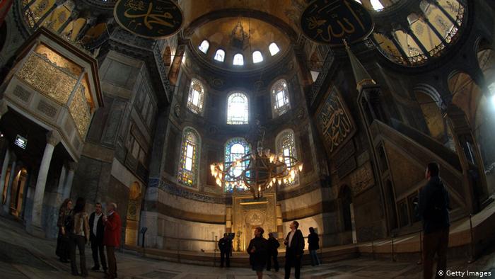 تركيا - إسطنبول - آيا صوفيا تحفة البوسفور المعمارية بقبتها الضخمة ومآذنها الأربع تصبح مسجدا من جديد وسط جدل عالمي 