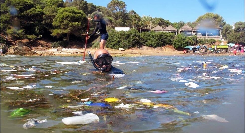 تقوم جمعية هوم البيئية، ومقرها محافظة تيبازة في الجزائر، بتنظيف السواحل والبحر. Foto: Samia Balistrou