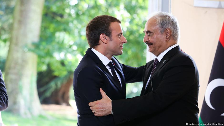 President Emmanuel Macron of France greets the Libyan general Khalifa Haftar, 2017 (photo: picture-alliance/dpa/Hamilton)