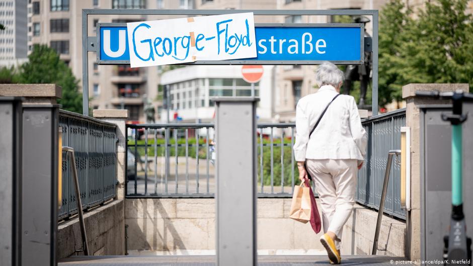 Die Berliner U-Bahnhaltestelle Mohrenstraße - überklebt mit dem Namen von George Floyd, dem Afroamerikaner, der durch einen weißen Polizisten in Minneapolis getötet wurde