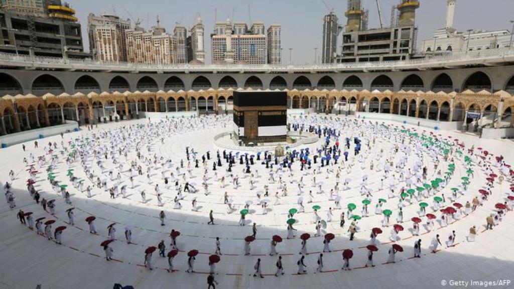 Ritual mit Sicherheitsabstand: Mekka, Große Moschee | Corona & Hadsch | Pilgerfahrt (Getty Images/AFP)