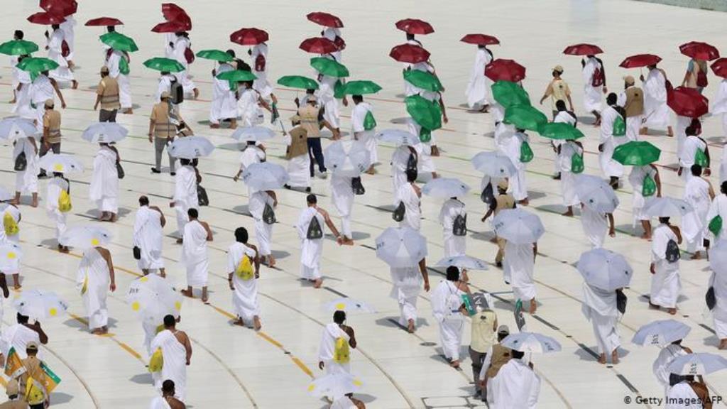 Pilger im Hof der Großen Moschee in Mekka | Corona & Hadsch | Pilgerfahrt (Getty Images/AFP)
