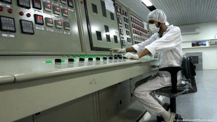 Man working in an Iranian nuclear power plant (photo: picture-alliance/AP Photo/V. Salemi)