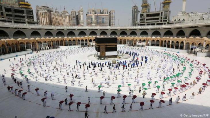 Social distancing at the Grand Mosque in Mecca (photo: Getty Images/AFP)