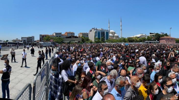Anwälte und Bürger protestieren gegen die Pläne der Regierung zur Neuregulierung der Anwaltskammern, Istanbul, Juni 2020; Foto: DW/S. Ocak