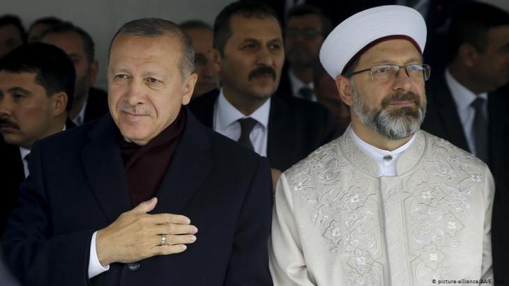 Der türkische Präsident Recep Tayyip Erdogan (links) and Ali Erbaş, Leiter der Diyanet; Foto: picture-alliance/AA/E. Top