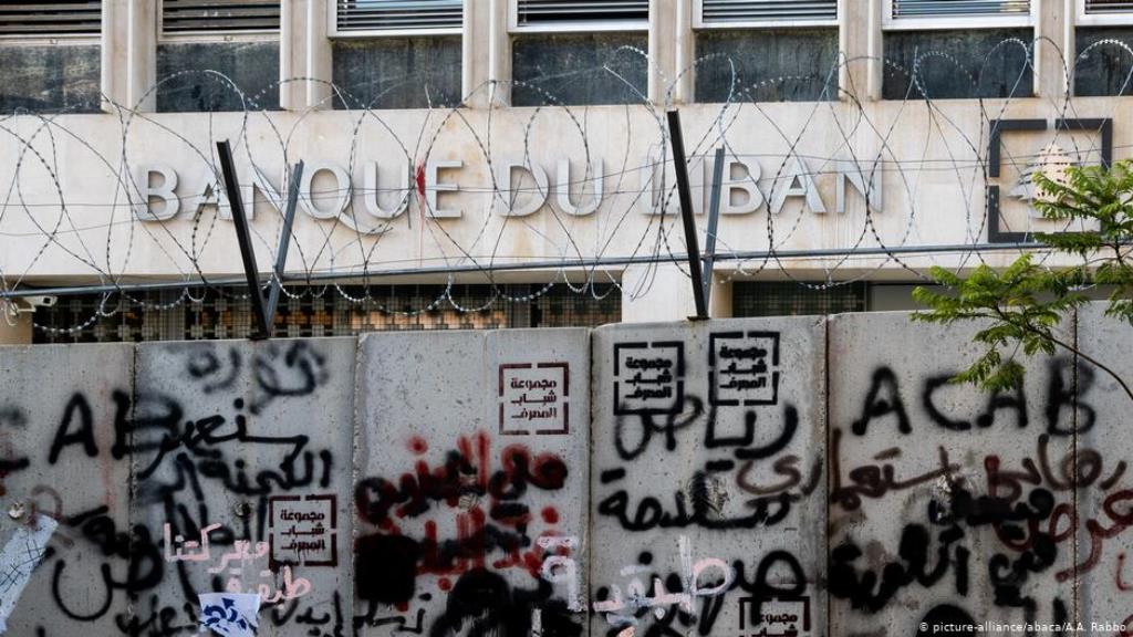 متظاهرون أمام البنك المركزي مطالبون بالإصلاح - في بيروت، لبنان - بسبب الأزمة الاقتصادية والمالية. (Foto: picture-alliance/abaca/A.A. Rabbo)