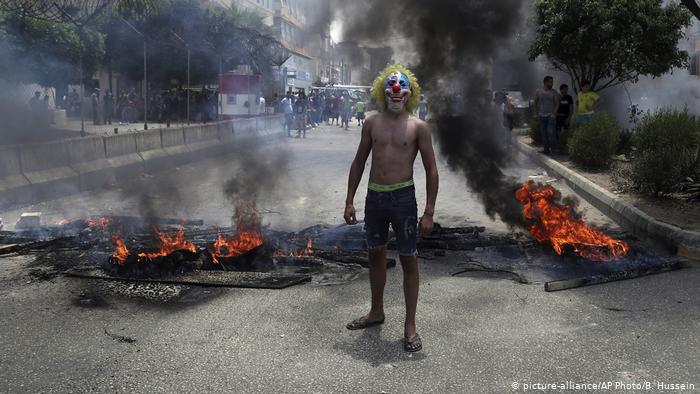مهرج في بيروت - كوميديا ومساعدة في مواجهة الأزمة – لبنان. (photo: picture-alliance/AP Photo/B. Hussein)