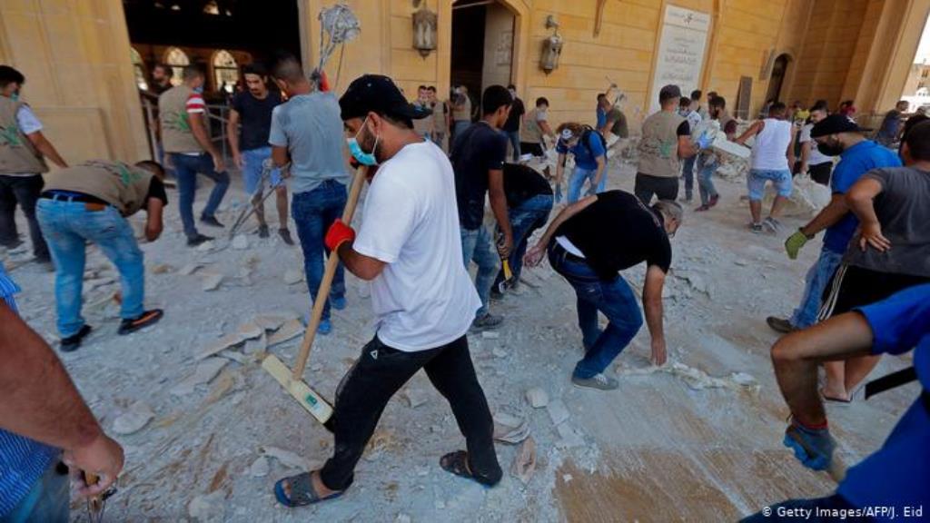 20 bis 30 Personen fegen Staub und Trümmerteile zusammen (Getty Images/AFP/J. Eid)