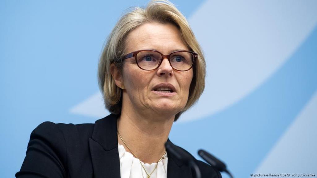 وزيرة التعليم والبحث العلمي بألمانيا آنيا كارلتشيك تتلقى المديح من البعض والانتقادات من البعض الآخر.