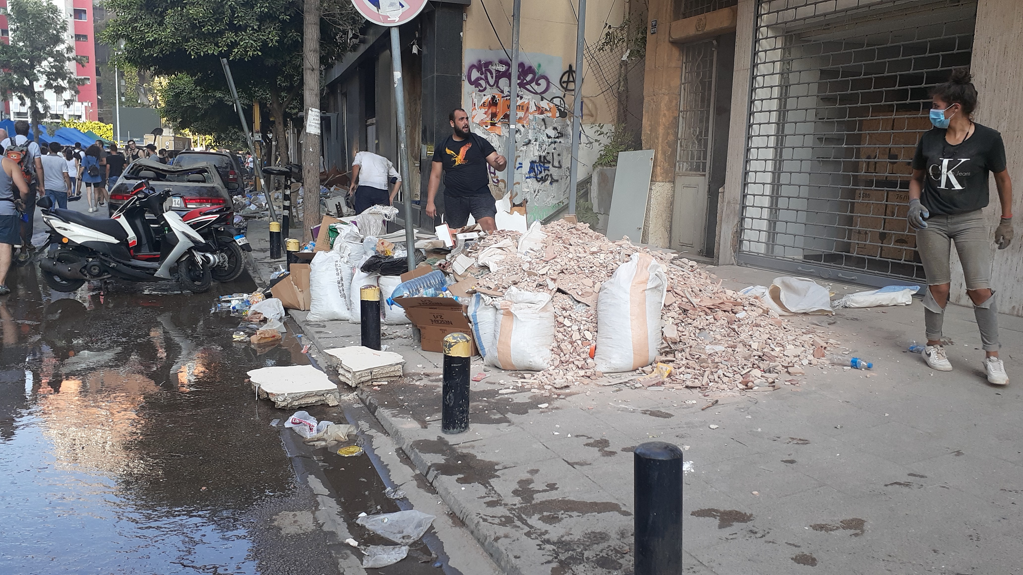 Post-explosion clean-up in Gemmayze (photo: Julia Neumann)