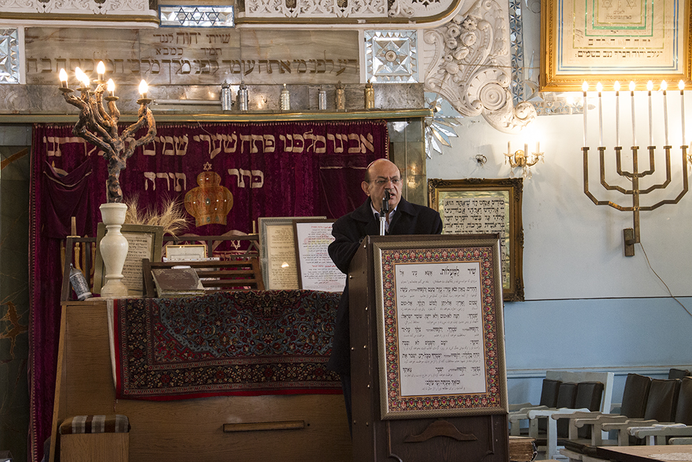 Synagogue shamash Albert Sedq, gives details of the synagogue's activities to a group of visitors (photo: Changiz M. Varzi)