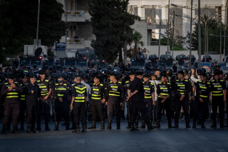 Sicherheitskräfte hindern Protestierende daran, sich einen Weg zu Regierungsgebäuden am 4. Circle in Amman zu bahnen während einer Demonstration am 5. Circle am 29.07.2020 gegen die Auflösung der Lehrergewerkschaft und die Verhaftung ihrer Führung; Foto: Sherbel Dissi