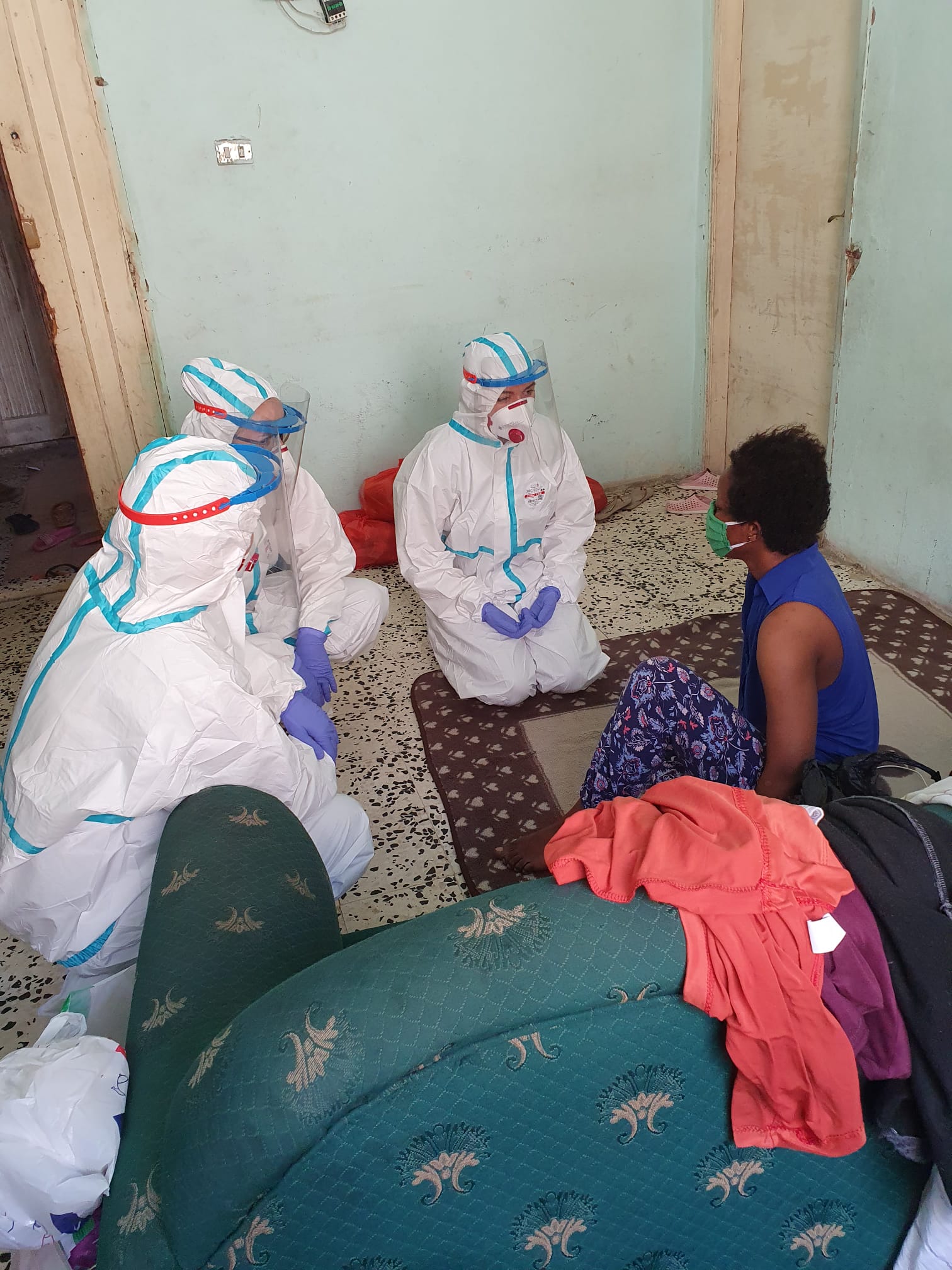 Ärzte sprechen mit Bukola in dem Appartement, wo sie mit anderen Nigerianerinnen lebt; Foto: Dara Foi’elle