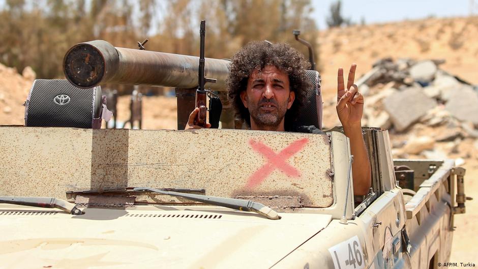 مقاتل تابع لحكومة الوفاق - ليبيا.