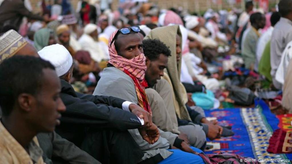 Muslimische Männer beten im Freien in Harar, Äthiopien (DW/M. Gerth-Niculescu)