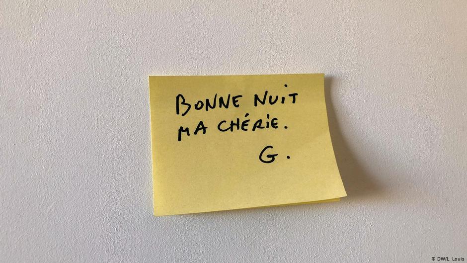 A hand-written post-it note from Georges Wolinksi to his wife, Maryse (photo: DW/L. Louis)