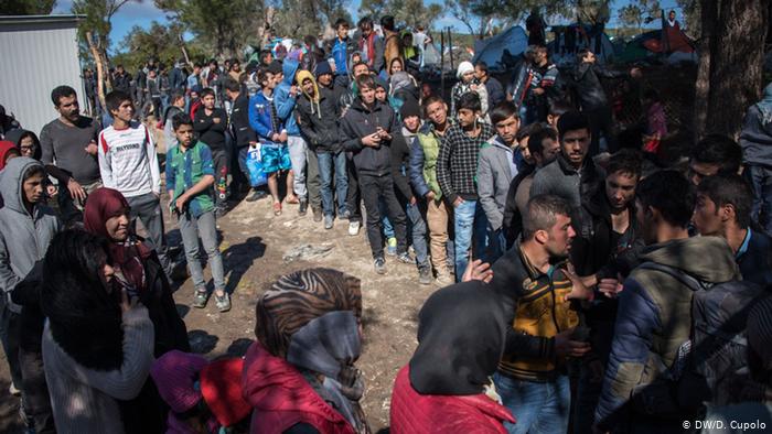A gathering of people in the Moria refugee camp, October 2015 (photo: DW/D. Cupolo)
