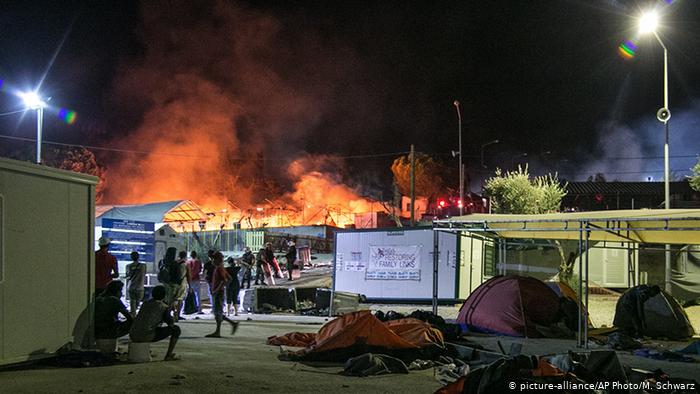 Fire in part of the Moria refugee camp in 2016 (photo: picture-alliance/AP Photo/M. Schwarz)