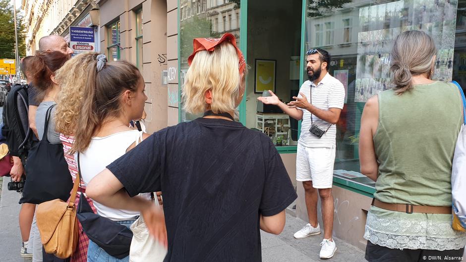Raisan Hameed addresses a group on a street in Leipzig (photo: Nader Alsarras)