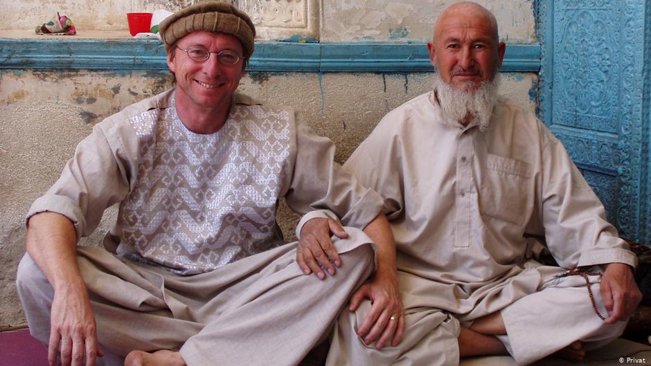 Thomas Ruttig (links) besucht eine Moschee in Ghasni, 150 Kilometer südwestlich von Kabul ; Foto: privat
