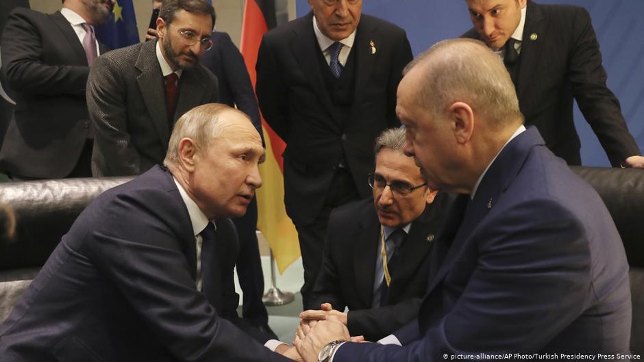 Russlands Präsident Wladimir Putin und sein türkischer Widerpart Recep Tayyip Erdogan auf der Berliner Libyen-Konferenz im Januar 2020; Foto: picture-alliance/AP