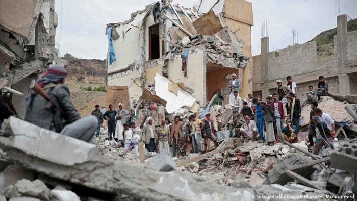 The aftermath of an air raid on the Yemeni capital, Sana'a, conducted by the Saudi-led military alliance (photo: picture-alliance/AP Photo/H. Mohammed)