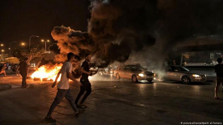 Young people during a protest in Benghazi, Libya (photo: picture-alliance/dpa/H. al-Yamany)