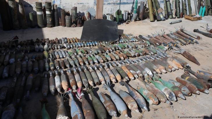 Rows and rows of shells and other ammunition lined up in Libya (photo: picture-alliance/AA/H. Turkia)