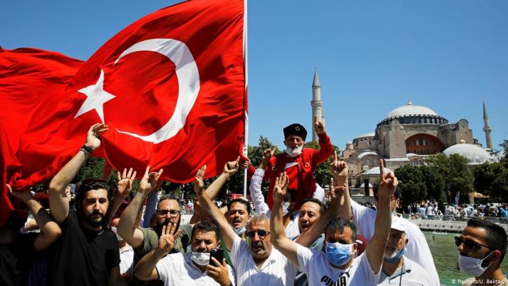 AKP supporters celebrate outside Hagia Sophia (photo: Reuters/U. Beltas)