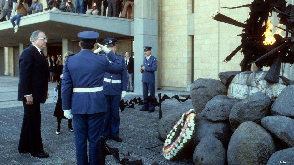 Der frühere Bundeskanzler Helmut Kohl bei einer Kranzniederlegung vor der Knesset im Jahr 1984; Foto: Imago