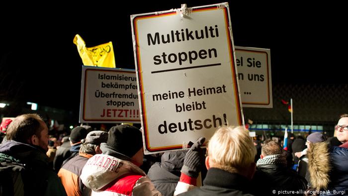 Rechtspopulistische Pegida-Demo in Dresden; Foto: picture-alliance/dpa/A.Burgi