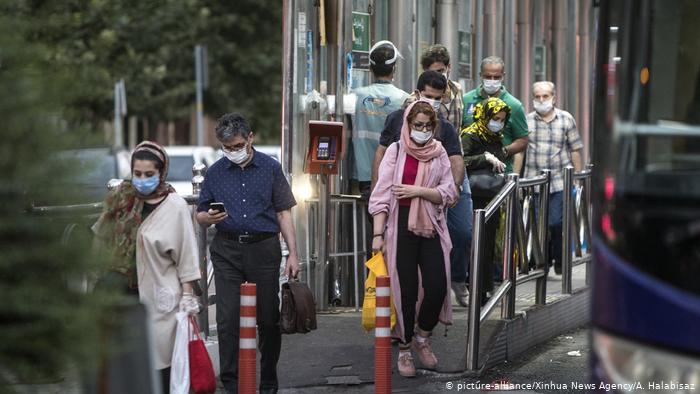 Iranians masked against coronavirus in Tehran (photo: picture-alliance/Xinhua News Agancy/A. Halabisaz)