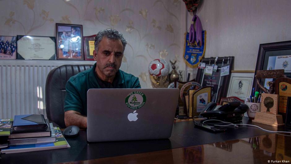 Abdul Hamid Bhat (55) im Büro über seiner Werkstatt, umgeben von Auszeichnungen, die er für seine Arbeit erhalten hat; Foto: Furkan Khan