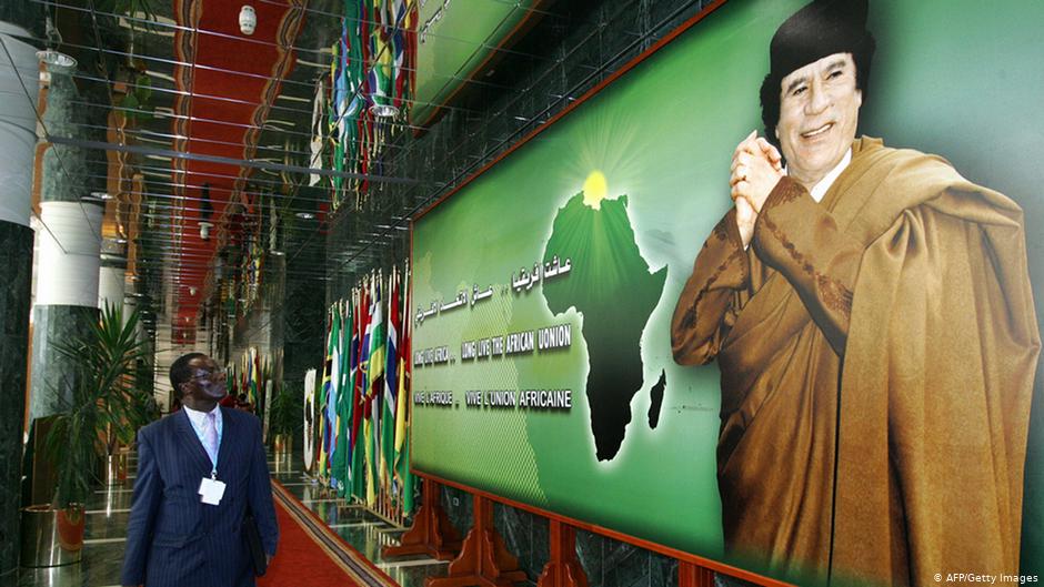 صورة حائطية للزعيم الليبي معمر القذافي - قمة الاتحاد الأفريقي 2005.