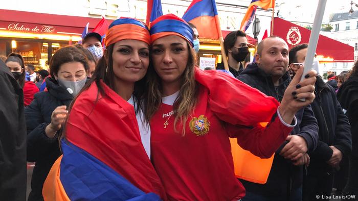 Armenian protester Talin Mungan (left) and her cousin wrapped in the Armenian flag in Paris (photo: Lisa Louis/DW)