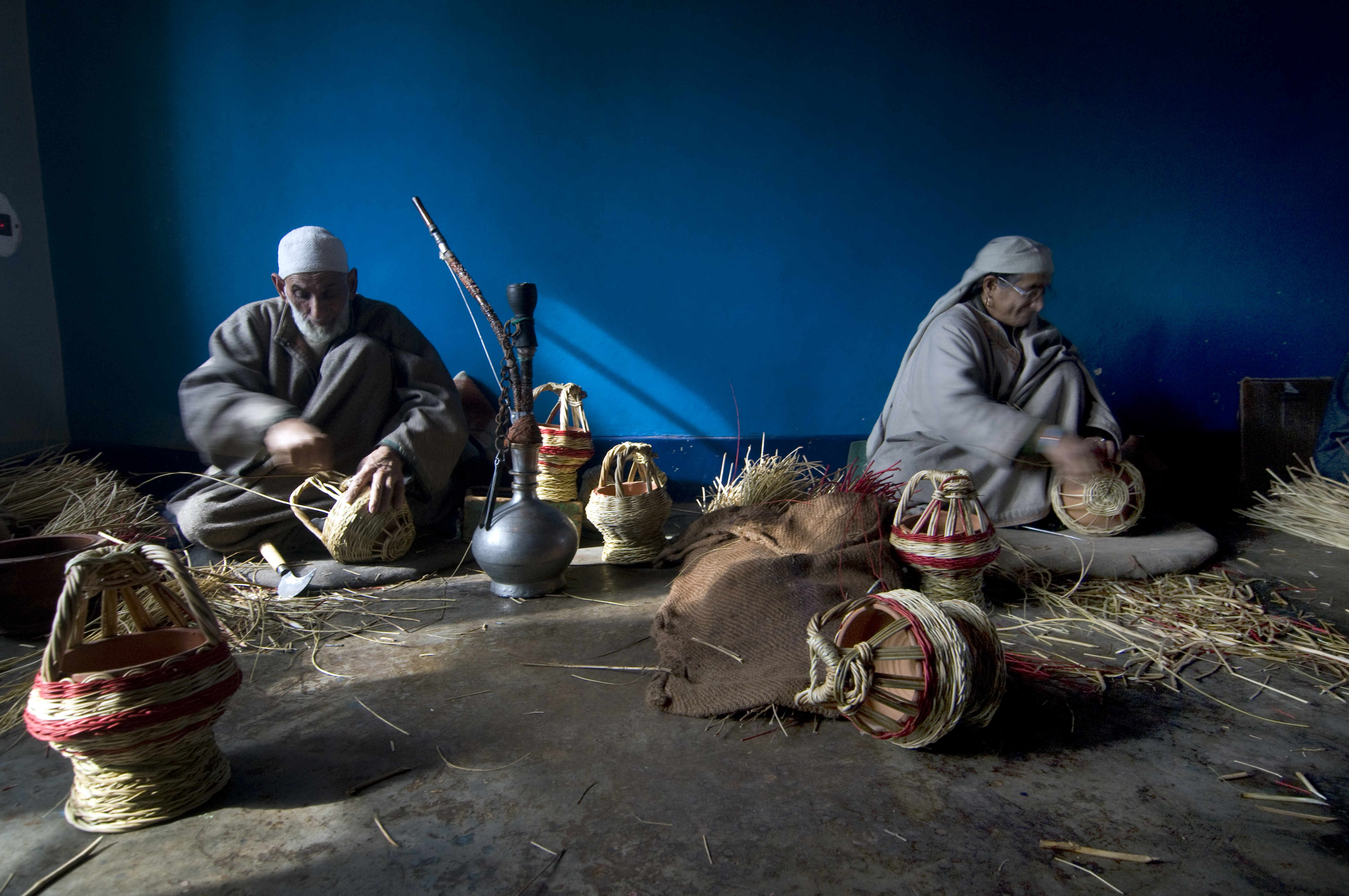 An artisan couple at work in their family kangdi-making business (photo: Sugato Mukherjee)