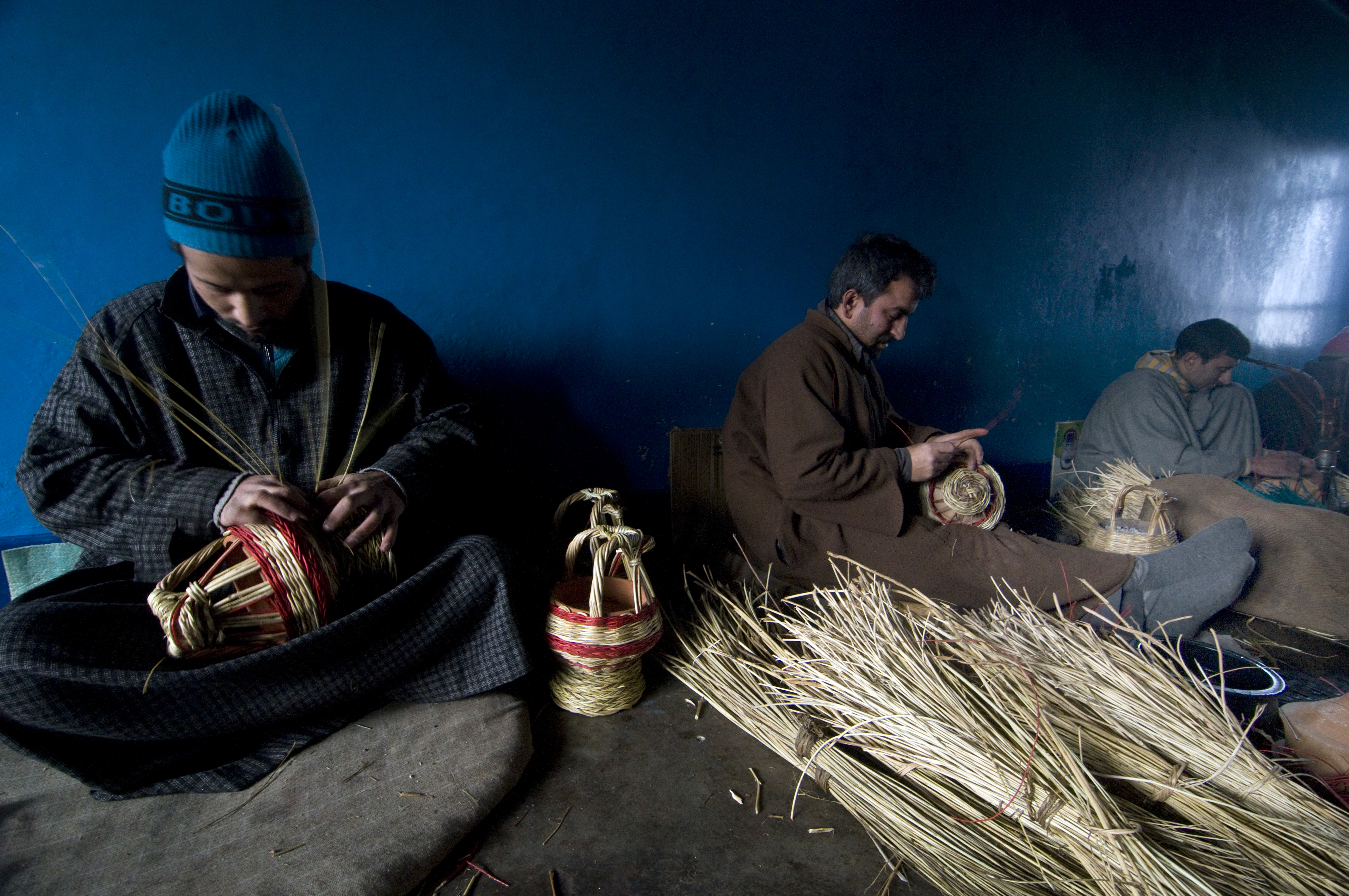 Artisans at work in a village kangdi factory (photo: Sugato Mukherjee)