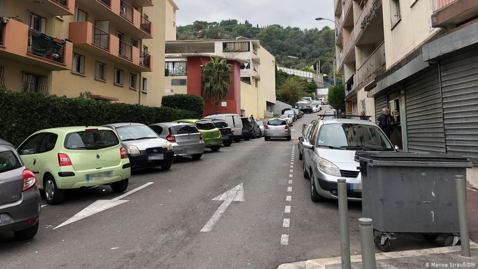 An dieser Straße in L'Ariane, Nizza, treffen sich Khalid und seine Freunde. Auf das Foto wollten sie nicht. Foto: DW/Marina Strauß