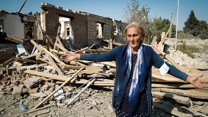 Ragiba Guliyeva in front of the rubble of her home (photo: Julia Hahn/DW)