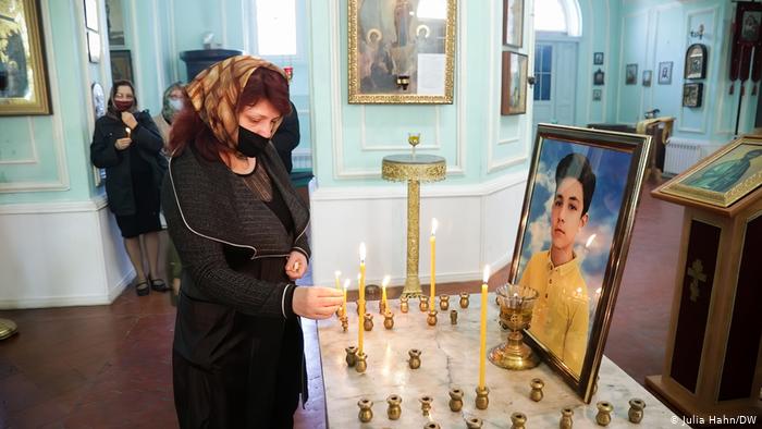 A woman lights a candle for a boy who was killed in the attack on Ganja (photo: Julia Hahn/DW)